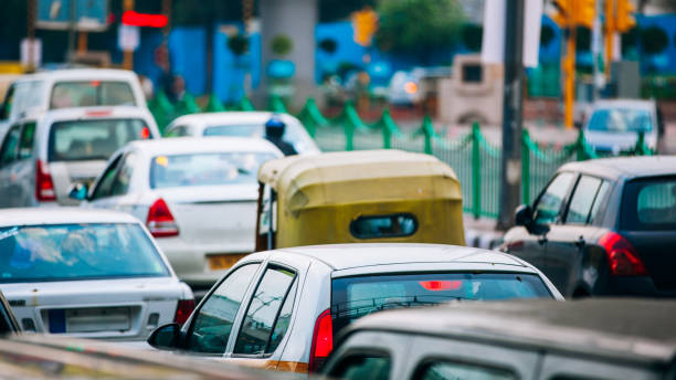 ラッシュアワー。デリー、インドの交通渋滞 - 人力車 写真 ストックフォトと画像
