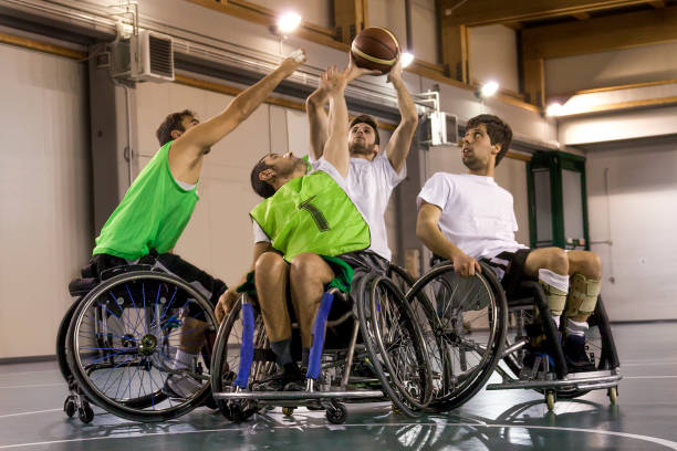 disabili sportivi in azione giocando a basket - basket su sedia a rotelle foto e immagini stock