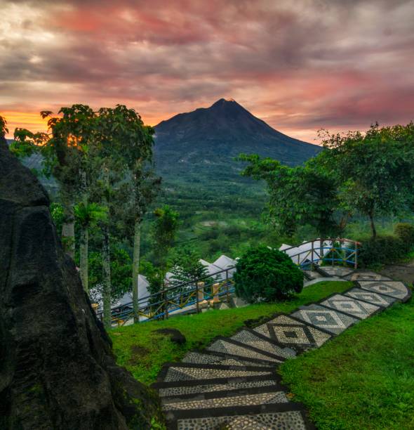 mt merapi - mt merapi stock-fotos und bilder