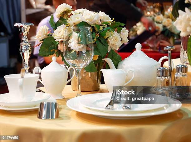 Photo libre de droit de Table Dressée banque d'images et plus d'images libres de droit de Argent - Argent, Assiette, Banquet