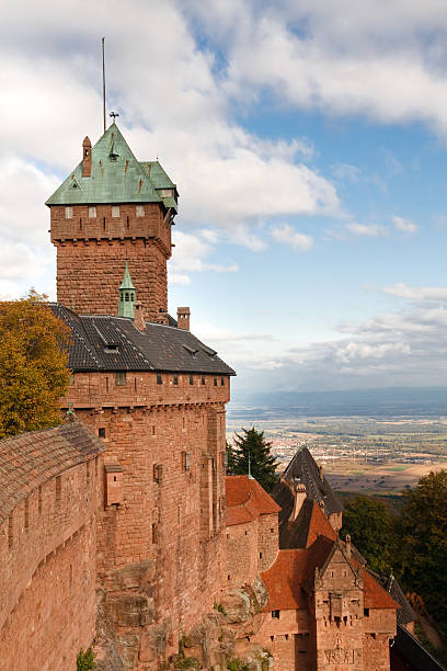 castello di haut-koenigsbourg, alsazia, francia - koenigsburg foto e immagini stock