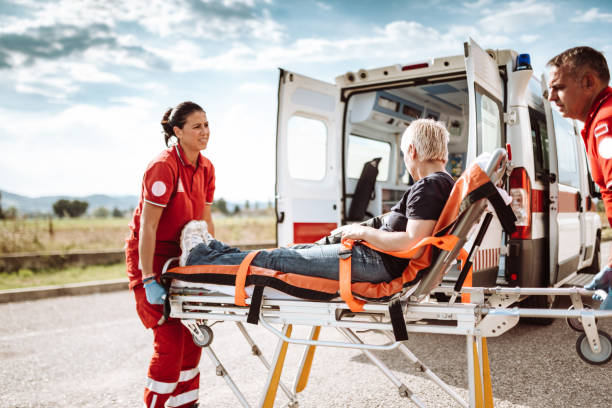 donna all'interno dell'ambulanza - accident auto accidents car ambulance foto e immagini stock