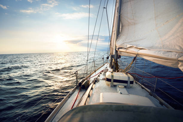 vista da una barca a vela, inclinata dal vento - sailing foto e immagini stock