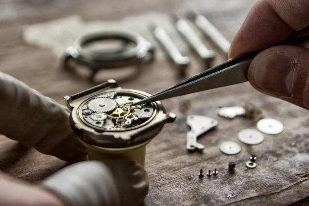 processo de instalação de uma parte em um relógio mecânico, conserto de relógio - watch maker work tool watch equipment - fotografias e filmes do acervo