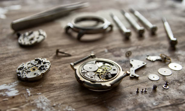 taller de relojería, reparación del reloj - watchmaking fotografías e imágenes de stock