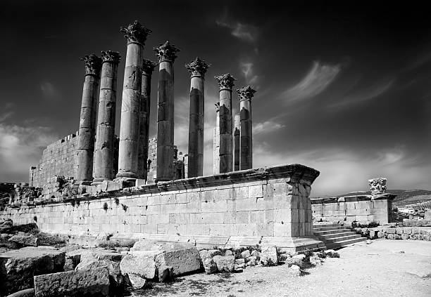 alte spalten in nach jerash, jordanien - artemis tempel gerasa stock-fotos und bilder