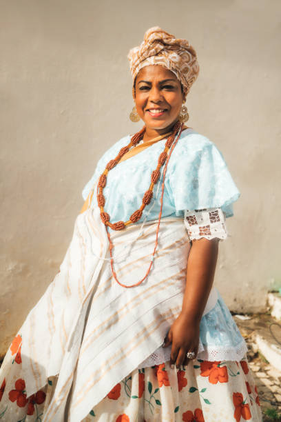 mujer vestida con ropas tradicionales en salvador, bahia, brasil - number of people traditional culture outdoors audience fotografías e imágenes de stock