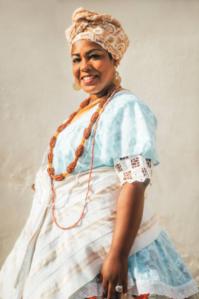 mujer vestida con ropas tradicionales en salvador, bahia, brasil - religious heritage fotografías e imágenes de stock