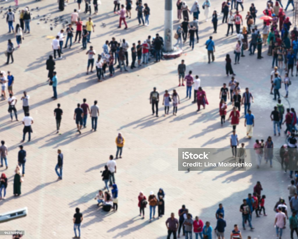 Verschwommene Foto mit dem täglichen Leben der Stadtplatz - Menschenmenge, ihre Freizeit zu verbringen, miteinander interagieren. - Lizenzfrei Menschen Stock-Foto
