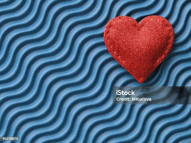 Rojo Corazón Sobre Fondo Azul Foto de stock y más banco de imágenes de Amor - Sentimiento - Amor - Sentimiento, Azul, Cartón