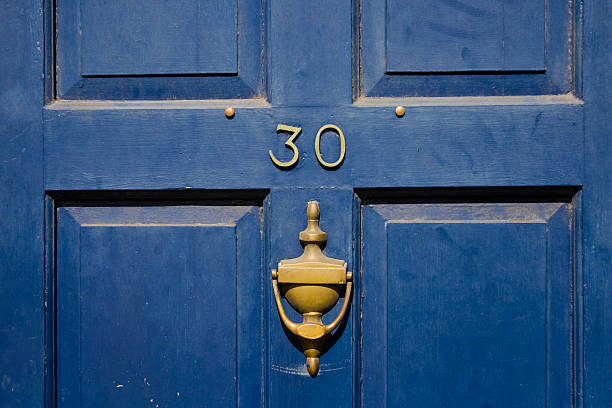 blue porte - doorstep door knocker door england photos et images de collection