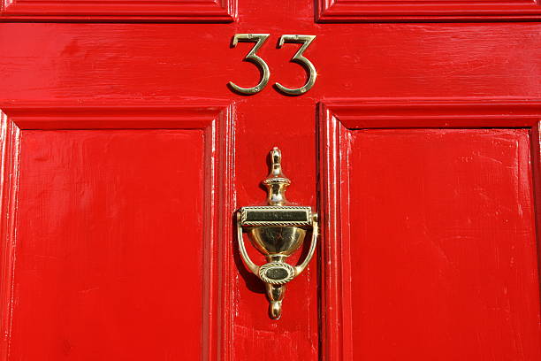 red door - doorstep door knocker door england photos et images de collection