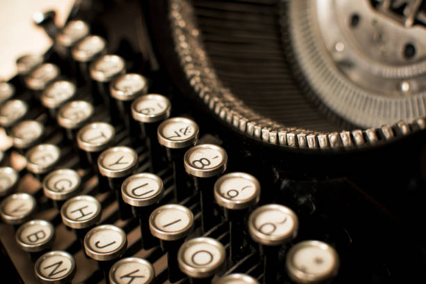 крупным планом к старой пишущей машинке - typewriter typewriter key old typewriter keyboard стоковые фото и изображения
