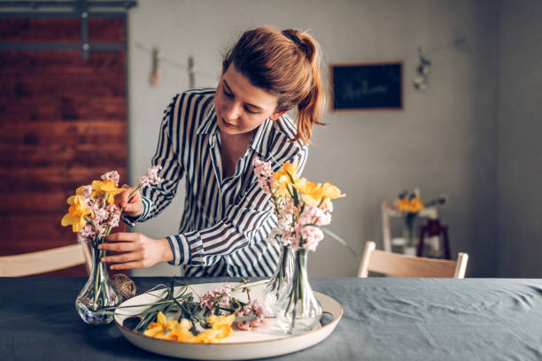 tisch vorbereiten für das abendessen - den tisch decken stock-fotos und bilder