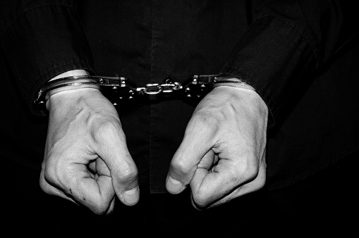 Siyah Gömlek Ve Kelepçe Tutuklandı Suç Adam Kelepçeli Elinde Stok  Fotoğraflar & Kelepçe'nin Daha Fazla Resimleri - iStock