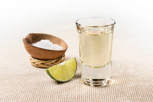 autentyczny strzał tequili - drink mexican culture tequila shot tequila zdjęcia i obrazy z banku zdjęć