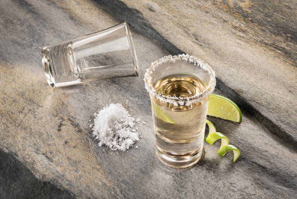 meksykański tradycyjny napój w towarzystwie limonki i soli - drink mexican culture tequila shot tequila zdjęcia i obrazy z banku zdjęć