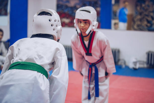 łuk przed walką - respect karate bowing martial arts zdjęcia i obrazy z banku zdjęć