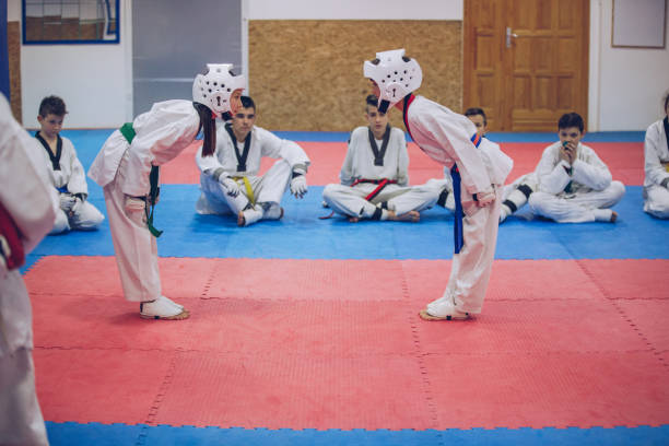 okazywanie szacunku przed walką - respect karate bowing martial arts zdjęcia i obrazy z banku zdjęć