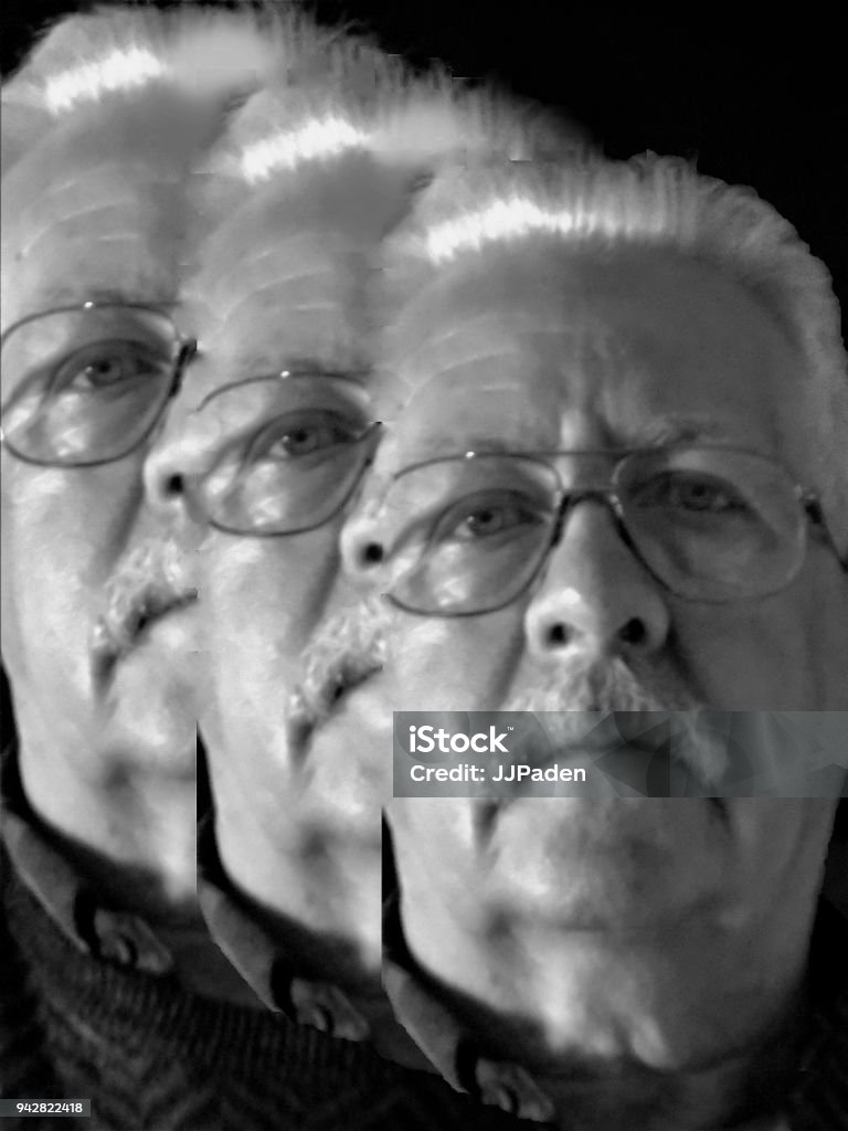 зрелые волосатые Роялти Бесплатная Фотография Тройной Лицевой Голову Выстрел Зрелый Белый Волосатый Человек В Очках Пожилой Человек Имеет Очень Серьезн — стоковые фотографии и другие картинки 60-64 года - iStock