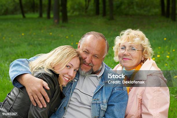 Família Feliz - Fotografias de stock e mais imagens de Abraçar - Abraçar, Adulto, Alegria