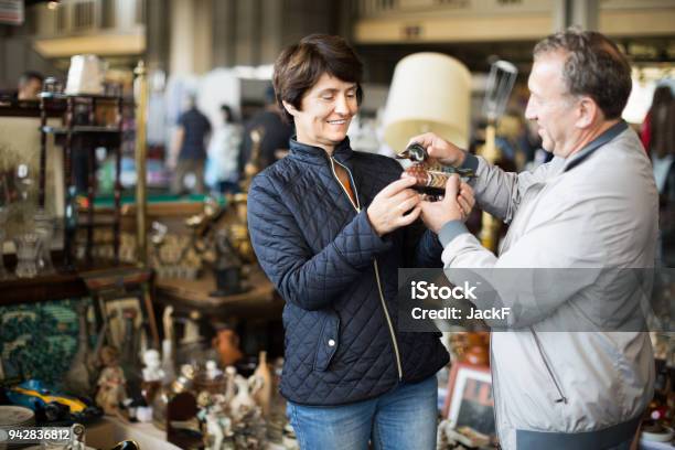 Älteres Paar Antike Sachen Auf Dem Flohmarkt Kaufen Stockfoto und mehr Bilder von Antiquität