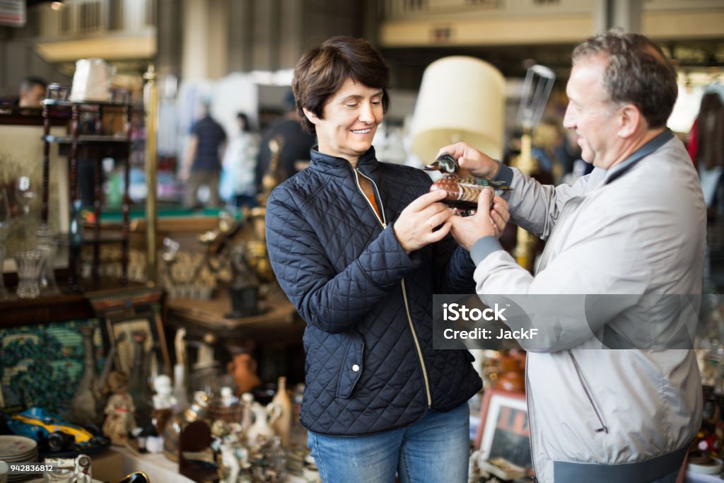 성숙한 부부는 fleamarket에서 고 대 것 들을 구입 - 로열티 프리 골동품 스톡 사진