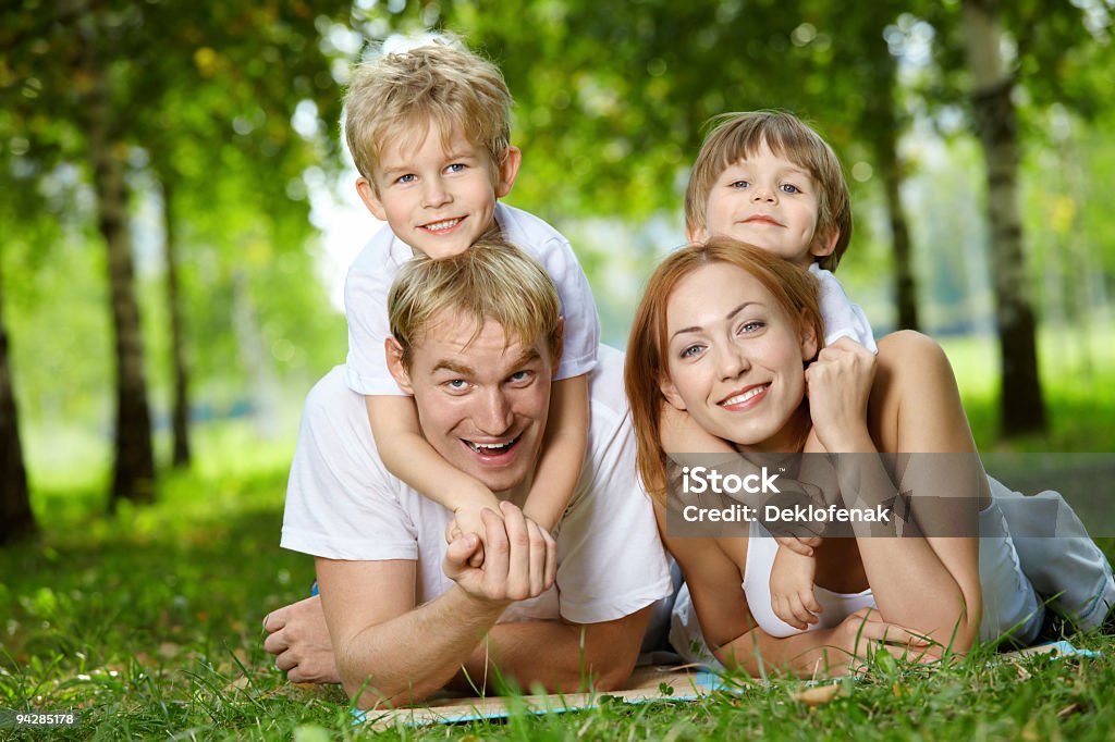 家族での芝生 - 4人のロイヤリティフリーストックフォト