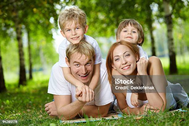 Família Da Relva - Fotografias de stock e mais imagens de Abraçar - Abraçar, Adulto, Amor