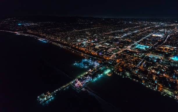 vista aérea de la costa de santa mónica en la noche - santa monica city of los angeles night los angeles county fotografías e imágenes de stock