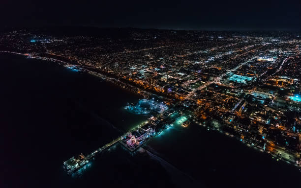 вид с воздуха на береговую линию санта-моники ночью - santa monica city of los angeles night los angeles county стоковые фото и изображения