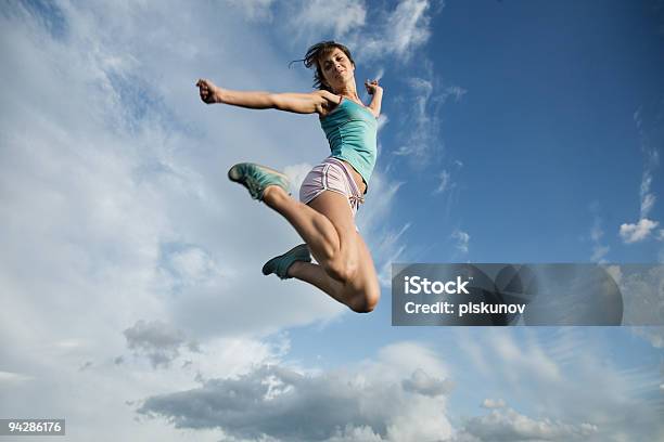 Personesalta A Cielo Blu - Fotografie stock e altre immagini di Adulto - Adulto, Agilità, Ambientazione esterna