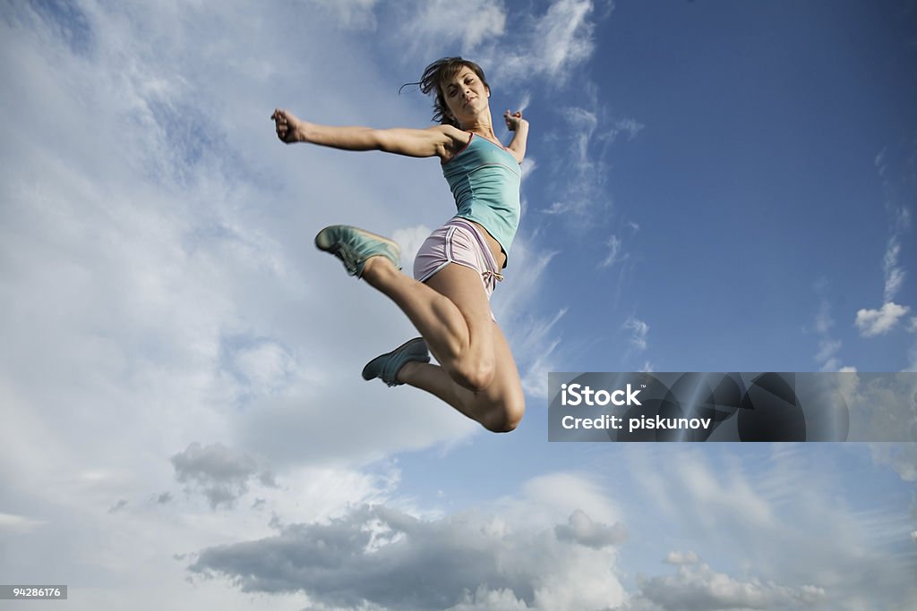 Pessoas-salto para o céu azul - Foto de stock de Adulto royalty-free