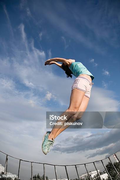 Personesaltare Ad Di Sky - Fotografie stock e altre immagini di Adulto - Adulto, Agilità, Ambientazione esterna