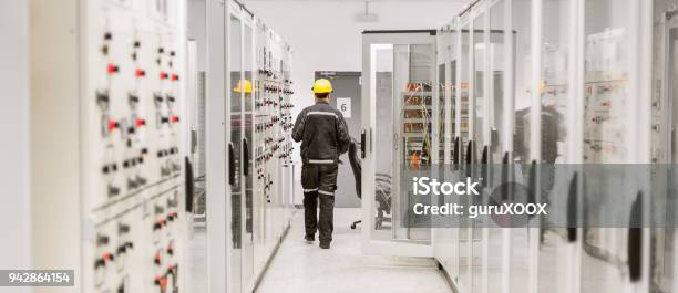 Verwendung Von Schutzrelais Und Mittelspannungsschaltanlage Engineeringabteilung Stockfoto und mehr Bilder von Elektrizität