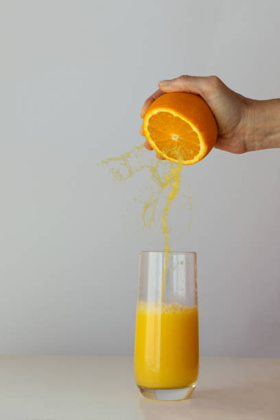fresh orange juice - freshly squeezed orange juice imagens e fotografias de stock