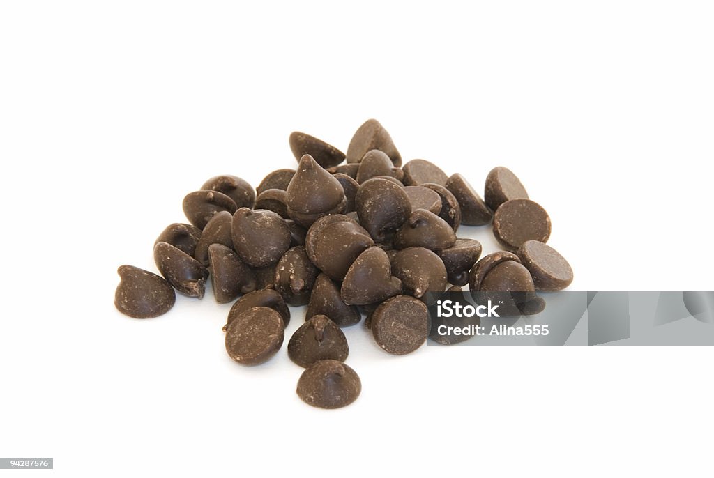 Pila di scaglie di cioccolato su bianco - Foto stock royalty-free di Goccia di cioccolato