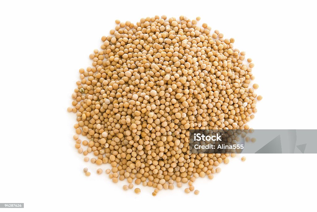 Pila de granos de mostaza en blanco todo - Foto de stock de Alimento libre de derechos