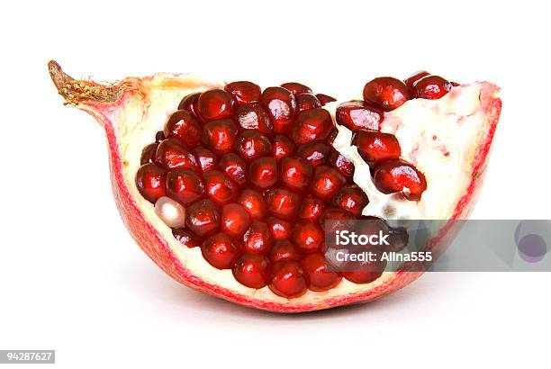 Sección De Granada Sobre Blanco Foto de stock y más banco de imágenes de Alimento - Alimento, Antioxidante, Color - Tipo de imagen