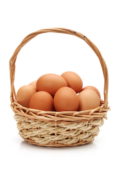 kosz z jajkami izolowanymi na białym tle - animal egg eggs basket yellow zdjęcia i obrazy z banku zdjęć