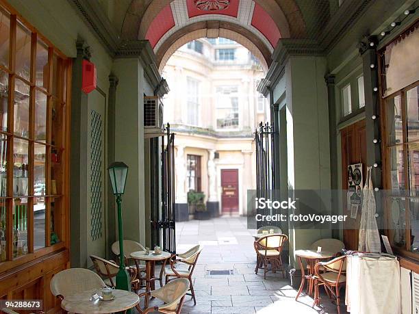 Cubierto De Café En La Sala De Videojuegos Foto de stock y más banco de imágenes de Cheltenham - Cheltenham, Arcada, Café - Edificio de hostelería