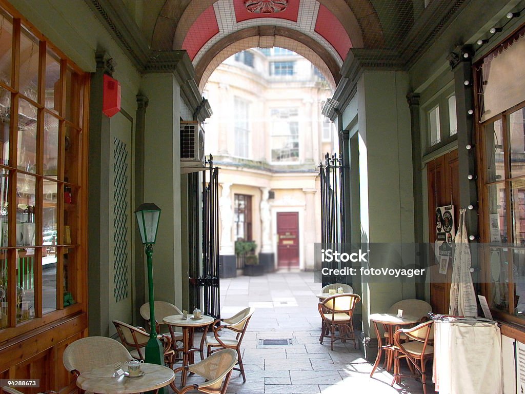 Cafe in coberto arcade - Foto de stock de Cheltenham royalty-free
