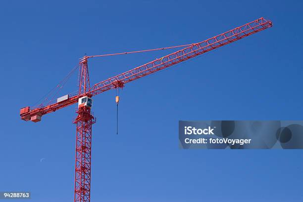 Grúa De Construcción Foto de stock y más banco de imágenes de Actividad móvil general - Actividad móvil general, Aire libre, Alcanzar