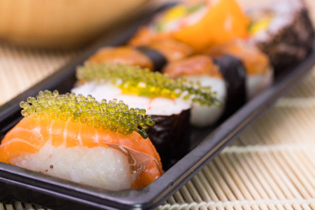 frischen meer trauben (caulerpa lentillifera), algen und zushi, gesunde ernährung - sashimi sushi salad sea stock-fotos und bilder