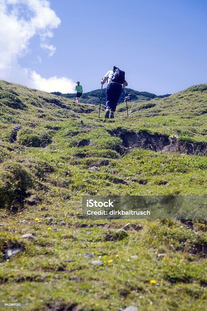 Aktive Wanderer zu peak - Lizenzfrei Alm Stock-Foto