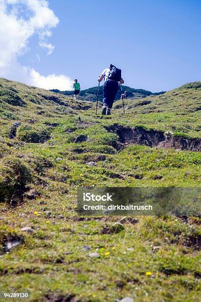 Aktive Wanderer Zu Peak Stockfoto und mehr Bilder von Alm - Alm, Alpen, Anhöhe