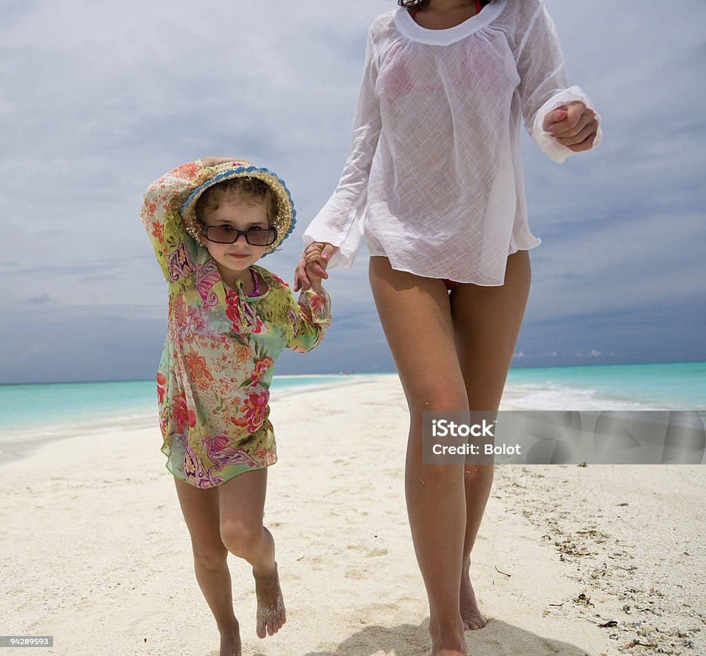 Mutter und Tochter beim Laufen auf Sandbank - Lizenzfrei Urlaub Stock-Foto