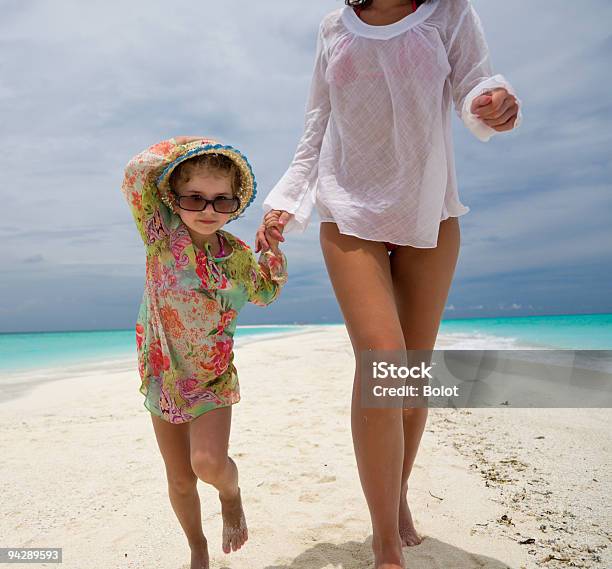 Mutter Und Tochter Beim Laufen Auf Sandbank Stockfoto und mehr Bilder von Urlaub - Urlaub, Aktiver Lebensstil, Alleinerzieherin