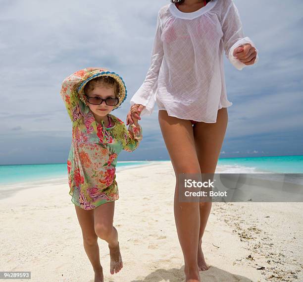 Madre E Hija En La Arena Foto de stock y más banco de imágenes de Vacaciones - Viaje - Vacaciones - Viaje, Actividades recreativas, Adulto