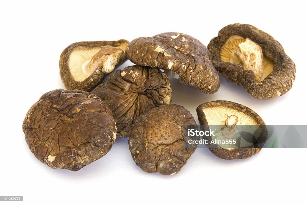 Pila di funghi shitake su bianco secco - Foto stock royalty-free di Alimentazione sana